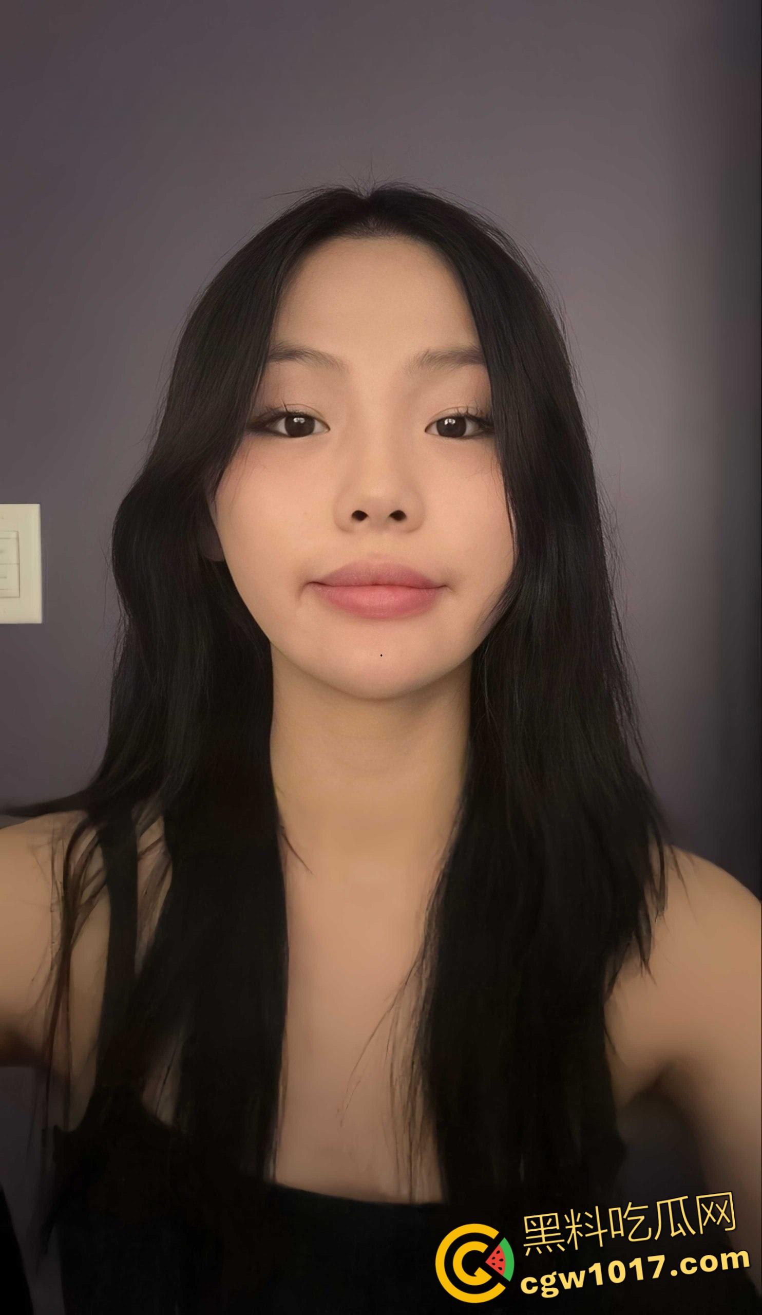 美国女高颜值留学生【刘思盈】,饥渴母狗脱衣揉奶自慰,极品蜜桃臀诱惑撩人,鸡巴后入狂插骚逼!-1