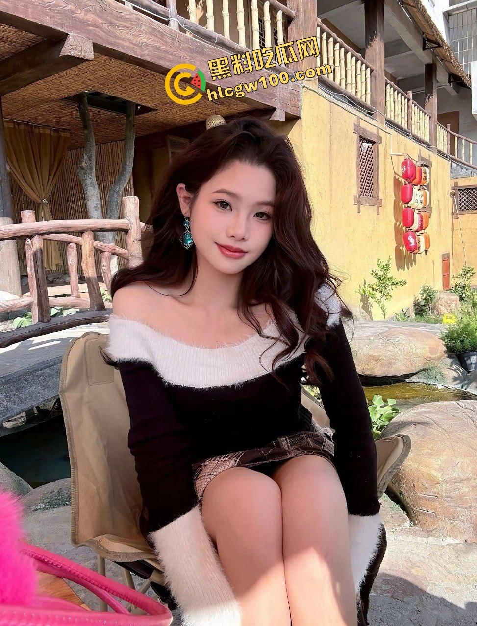 广西柳州韵味骚贱反差婊【谢萌】发骚自拍阴唇喷水，精神小伙暴力后入塞满骚逼！独家曝光流出！-1