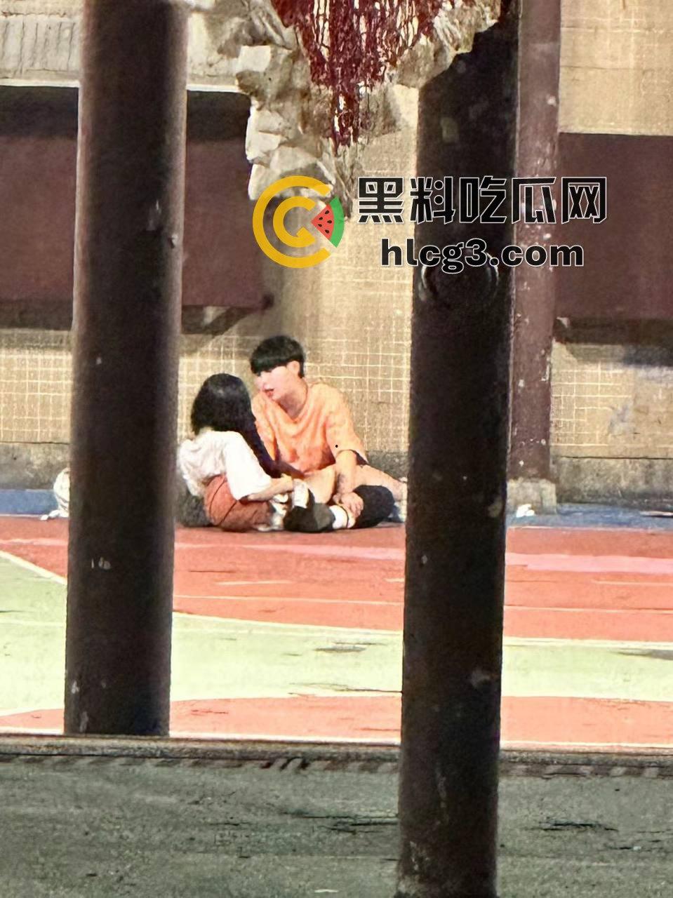 球场惊现激情戏！情侣当众做羞羞事，围观群众竟全程解说，画面火辣震撼！-3