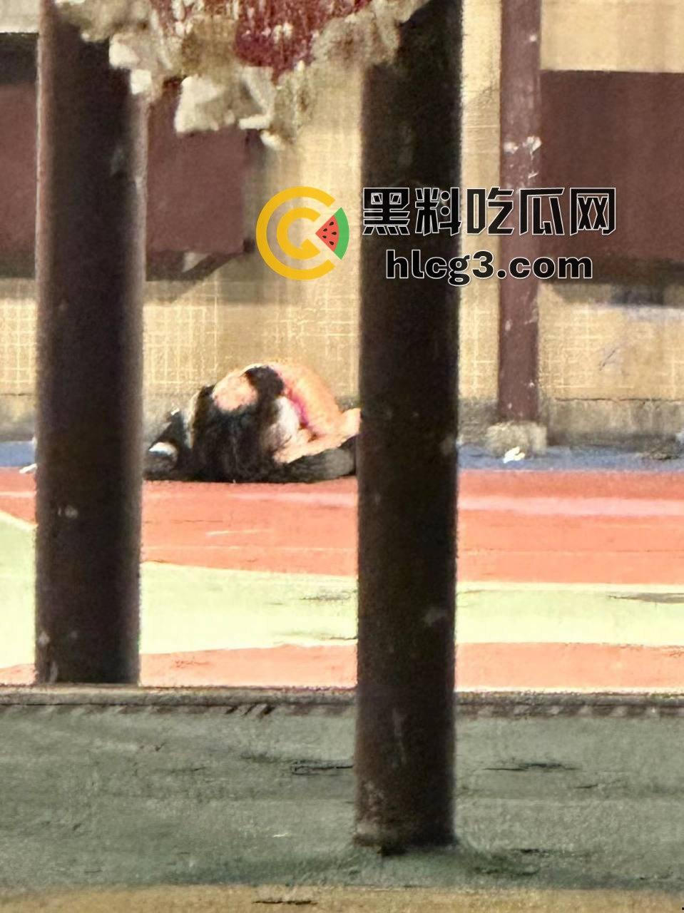 球场惊现激情戏！情侣当众做羞羞事，围观群众竟全程解说，画面火辣震撼！-6