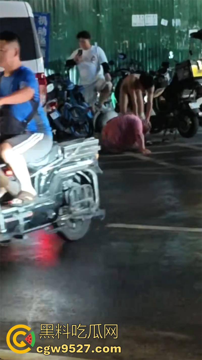 街拍愤怒小伙爆揍大爷，大爷扯着不让他走，小伙拼命逃离，竟把裤子扯下来，当街曝光太残暴了！-3