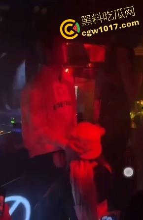 湖南长沙骑士酒吧又玩出新高度，女DJ现场给富二代口交，暴力深喉输出，还当众后入，卧槽玩这么刺激的吗！！-5