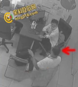 医院办公室医生双刀砍同事，鲜血喷溅刀刀致命，残酷场面血腥至极，这是有多大的仇 !-2