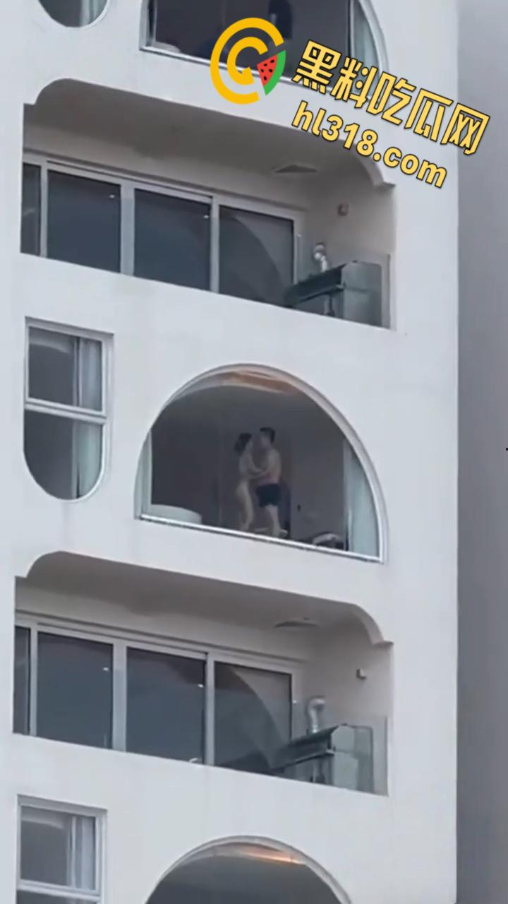 有钱人真会玩，打炮都不拉窗帘的，白嫩身材趴在玻璃后入，双月湾的风景真不错啊 ！-2