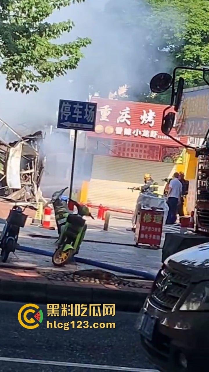 现场烤串？梅州百花洲影院旁边的烧烤街发生火灾 一排商铺受联损失惨重-1