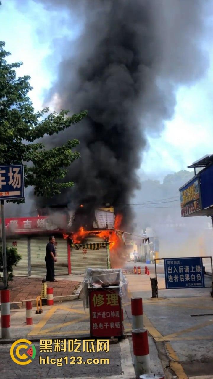 现场烤串？梅州百花洲影院旁边的烧烤街发生火灾 一排商铺受联损失惨重-5