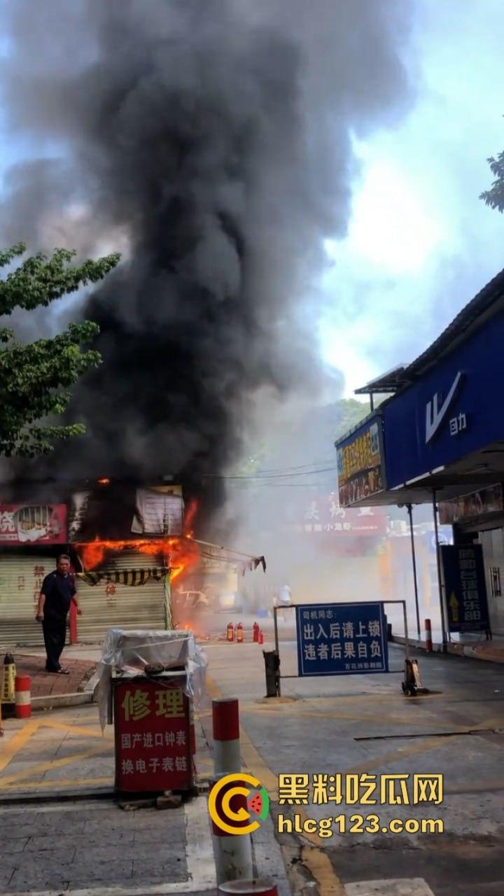 现场烤串？梅州百花洲影院旁边的烧烤街发生火灾 一排商铺受联损失惨重-6