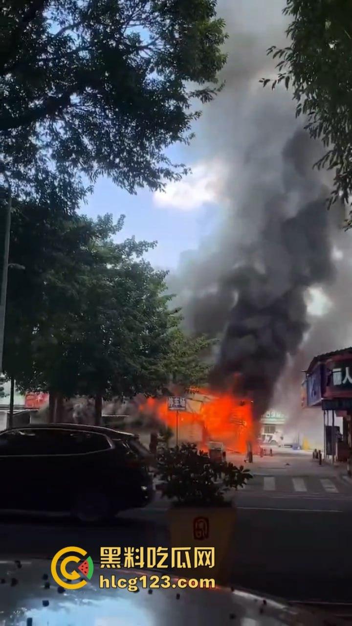 现场烤串？梅州百花洲影院旁边的烧烤街发生火灾 一排商铺受联损失惨重-7