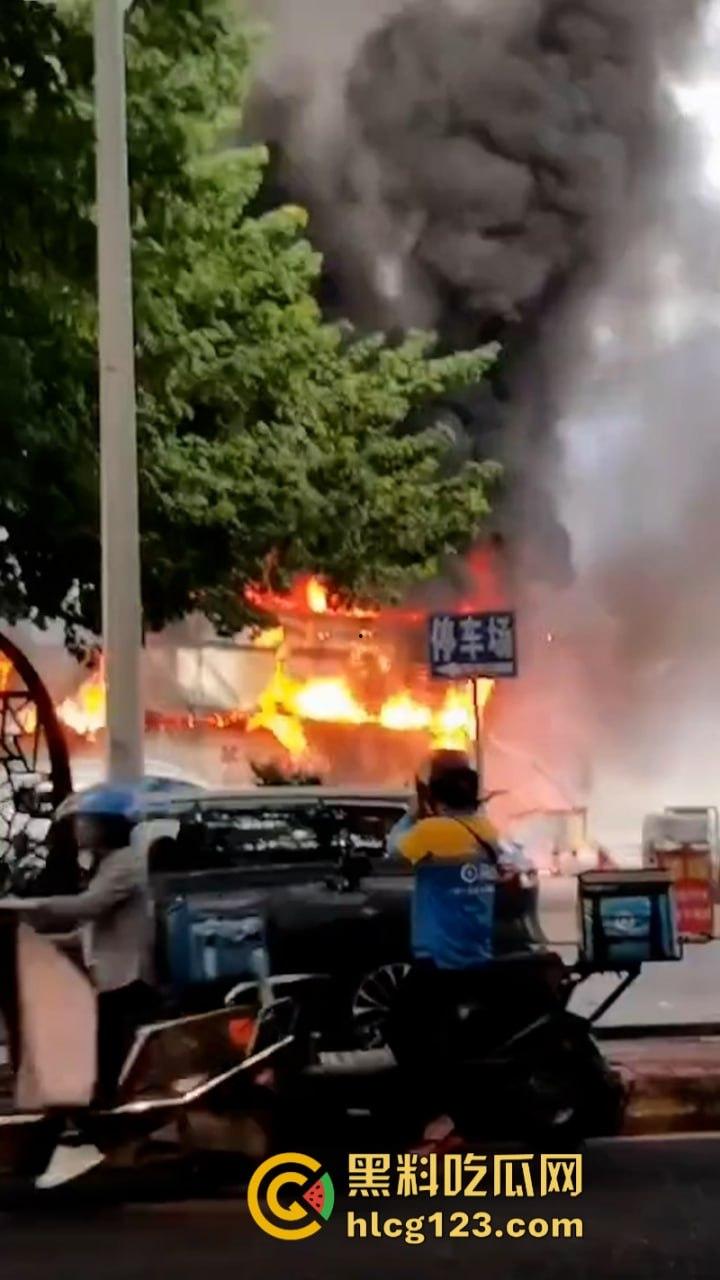 现场烤串？梅州百花洲影院旁边的烧烤街发生火灾 一排商铺受联损失惨重-8