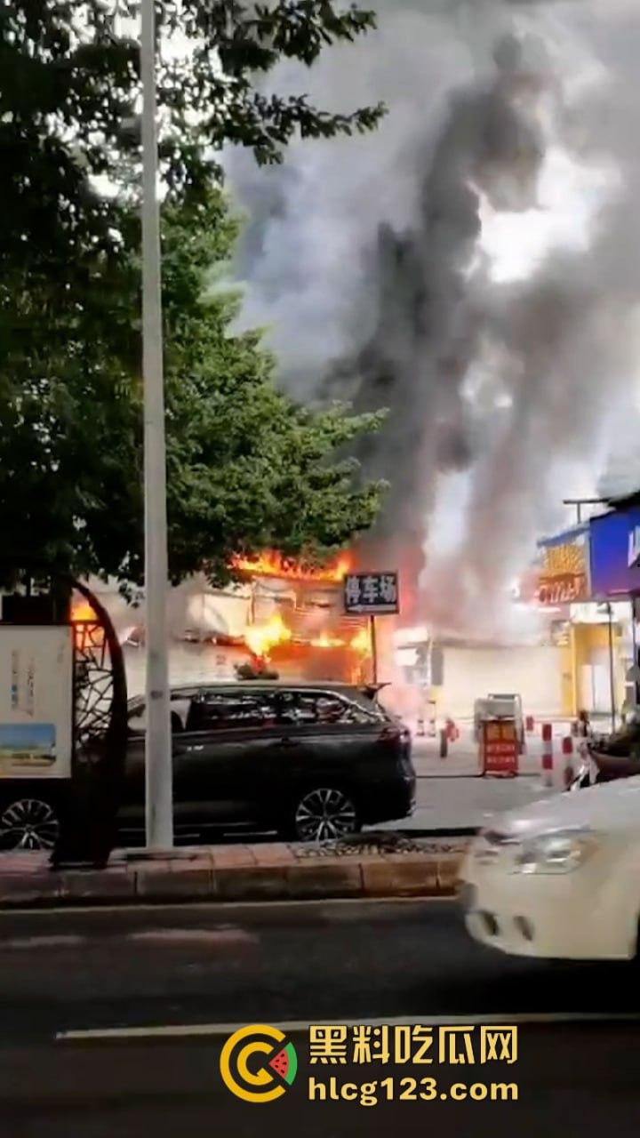 现场烤串？梅州百花洲影院旁边的烧烤街发生火灾 一排商铺受联损失惨重-9