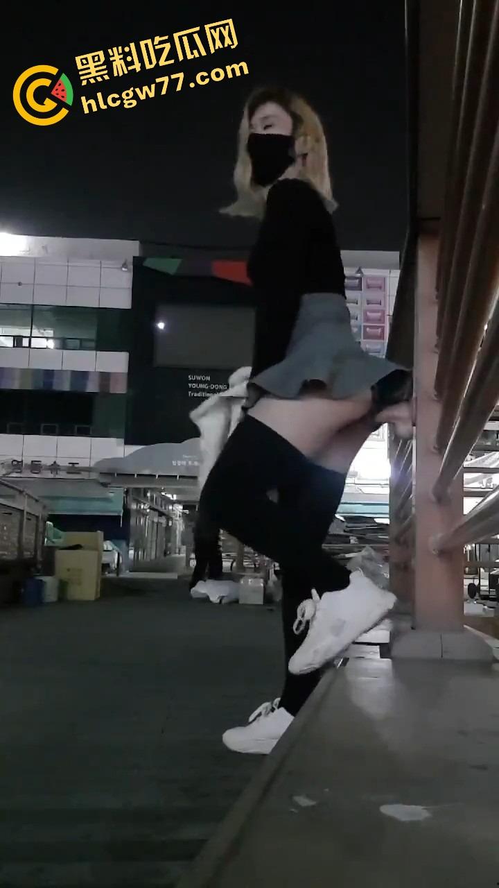 厦门街头任务式调教，鸡巴随时随地上线，穿裙子就是方便完成主人的命令！-9