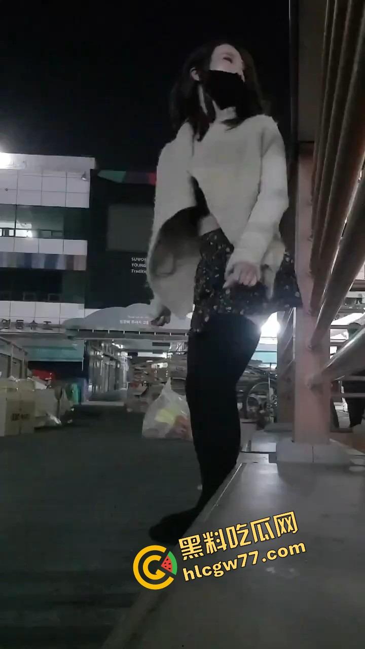 厦门街头任务式调教，鸡巴随时随地上线，穿裙子就是方便完成主人的命令！-12