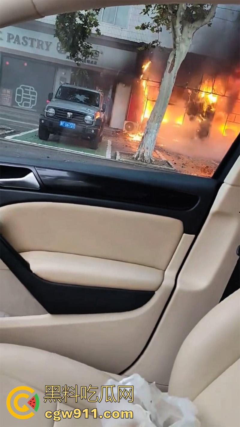 河北保定满城区玉川路，赵记果木烤鸭王突发火灾，看来店里是真材实料，的确是烤制出来的啊！-5