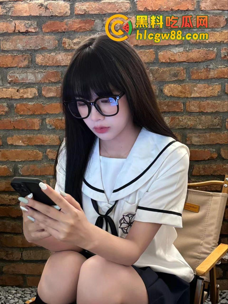 西安培华技术学院『韩粱妮』电竞房开干，闺蜜OB拍摄，双人鸡战激情四射，三人战就差她一起上了！-2