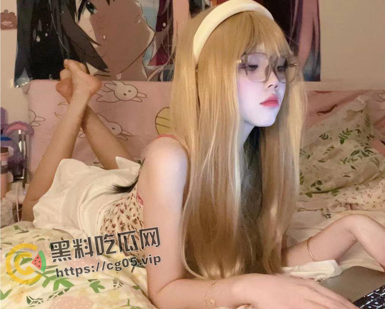 西安大学校花反差婊 颜值逆天却是臭母狗 在夜店厕所被人强奸后爱上被羞辱 出租屋约炮陌生网友 视频被流出-5