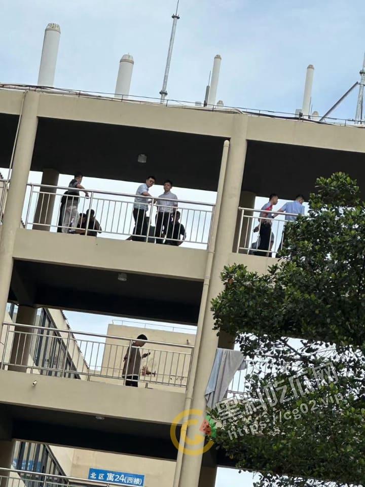 三亚学院北 25 持刀捅人！殡仪馆直接把人拉走了，警方反复侦察！连隔壁看热闹都逮捕！疑似是外卖引发的刀杀？-7