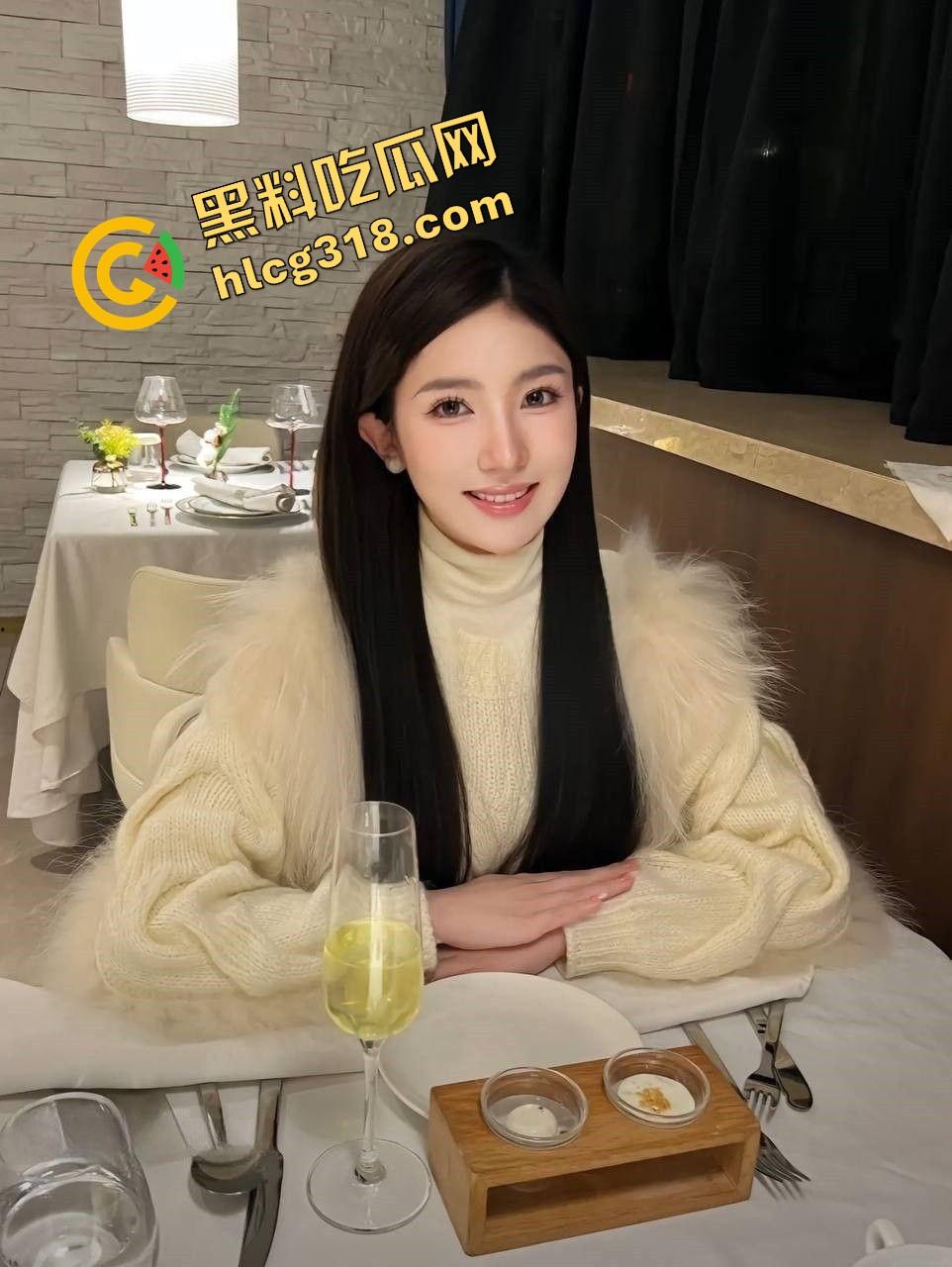 南昌绿帽男带老婆被体校猛男操成狗，酒店三P单男把屁股当桩基猛撞，老婆屁眼都快操肿老公旁边嗑瓜子！-1