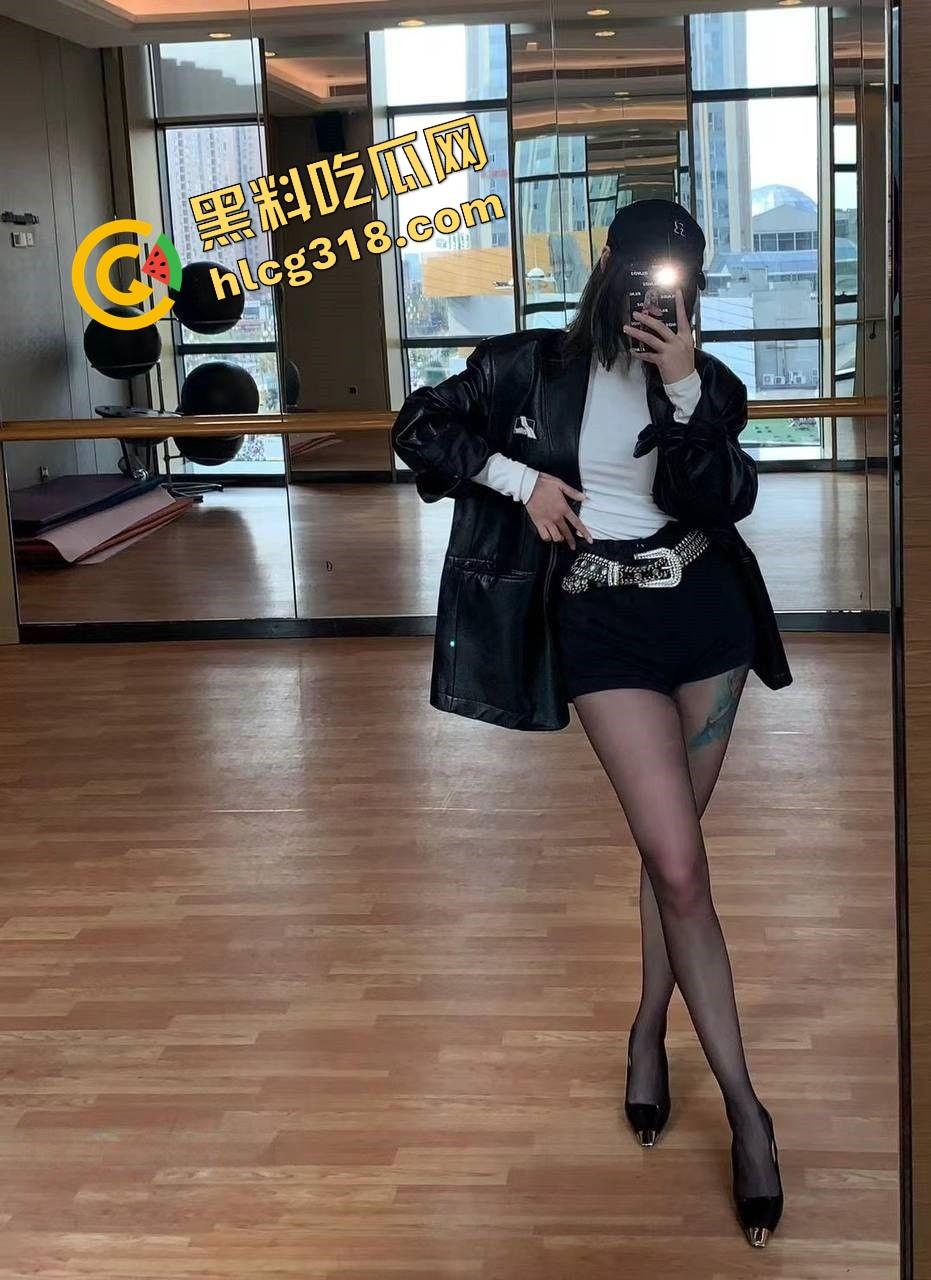 南昌绿帽男带老婆被体校猛男操成狗，酒店三P单男把屁股当桩基猛撞，老婆屁眼都快操肿老公旁边嗑瓜子！-2