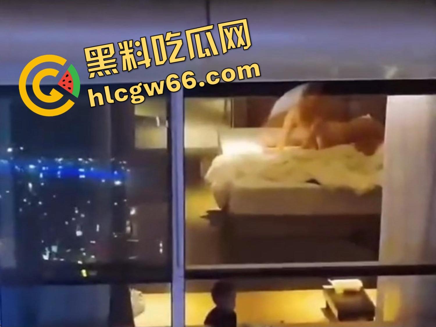 窗帘不拉当全楼观众是瞎的?桔子酒店骚女嗓子叫破音男主猛操如牛,小学生围窗看懵,老六无人机空投全网!-3