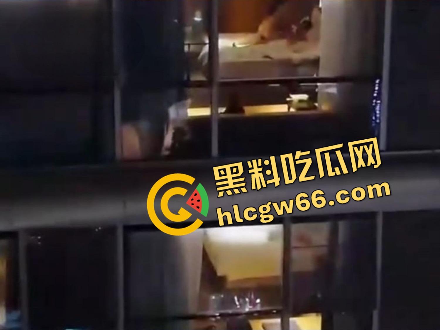 窗帘不拉当全楼观众是瞎的?桔子酒店骚女嗓子叫破音男主猛操如牛,小学生围窗看懵,老六无人机空投全网!-4