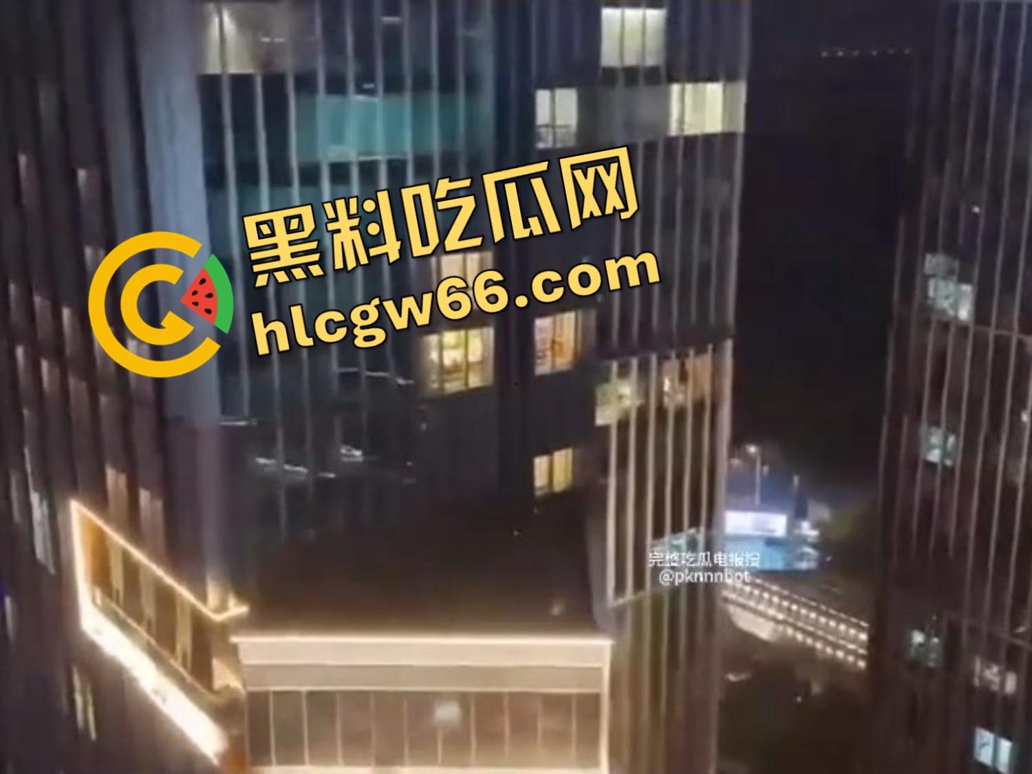 窗帘不拉当全楼观众是瞎的?桔子酒店骚女嗓子叫破音男主猛操如牛,小学生围窗看懵,老六无人机空投全网!-5