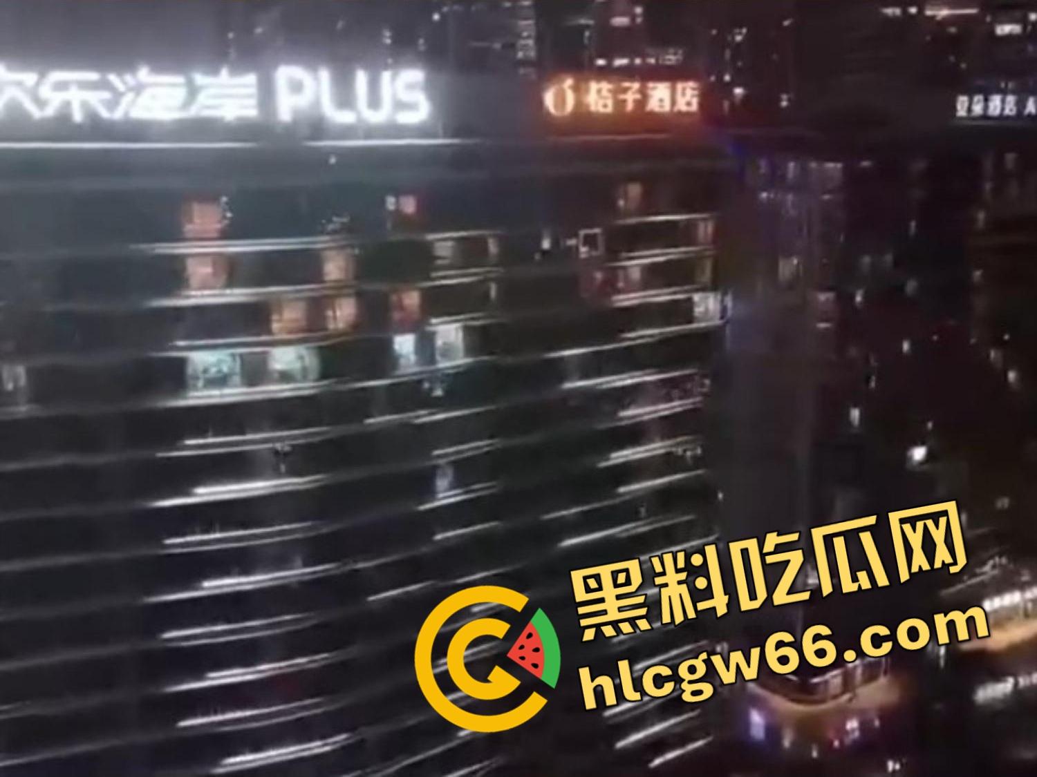 窗帘不拉当全楼观众是瞎的?桔子酒店骚女嗓子叫破音男主猛操如牛,小学生围窗看懵,老六无人机空投全网!-6