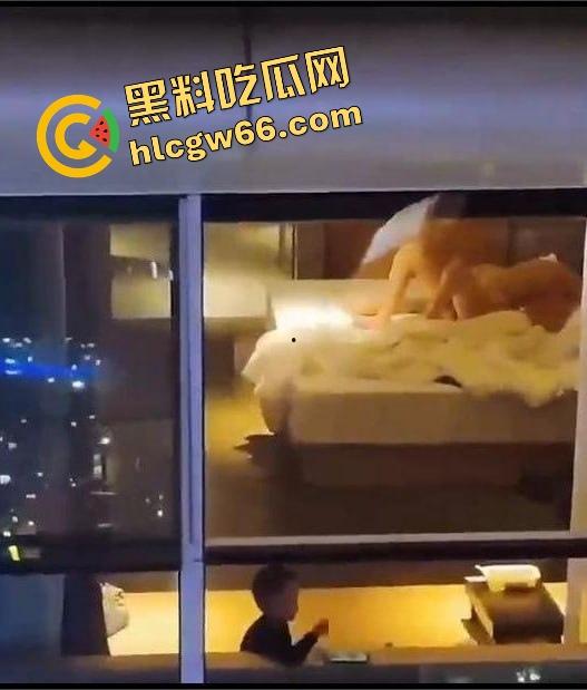 窗帘不拉当全楼观众是瞎的?桔子酒店骚女嗓子叫破音男主猛操如牛,小学生围窗看懵,老六无人机空投全网!-8