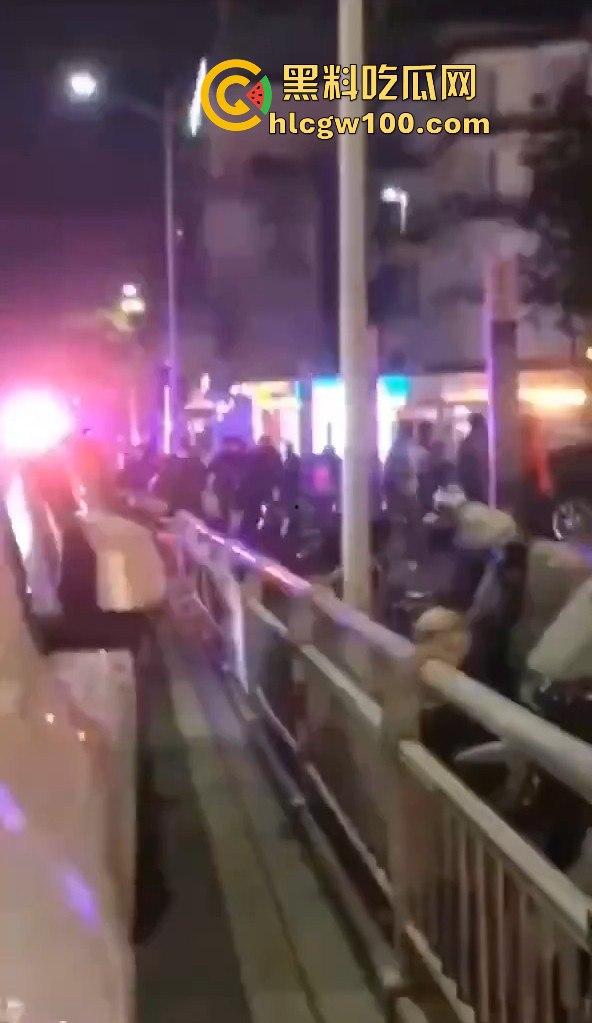 福建南平惊险一男子在夜宵摊用刀具不停地捅刺一女生,大老爷们怎么下得去手的。-10