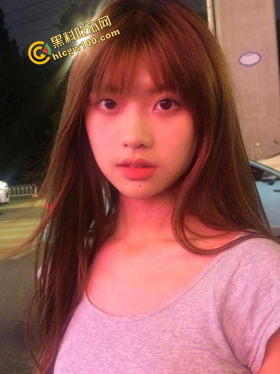 武汉职业技术学院反差骚婊【王楚茜】私底下的淫乱痴女，分手遭男友曝光骑乘性爱！独家流出！-1