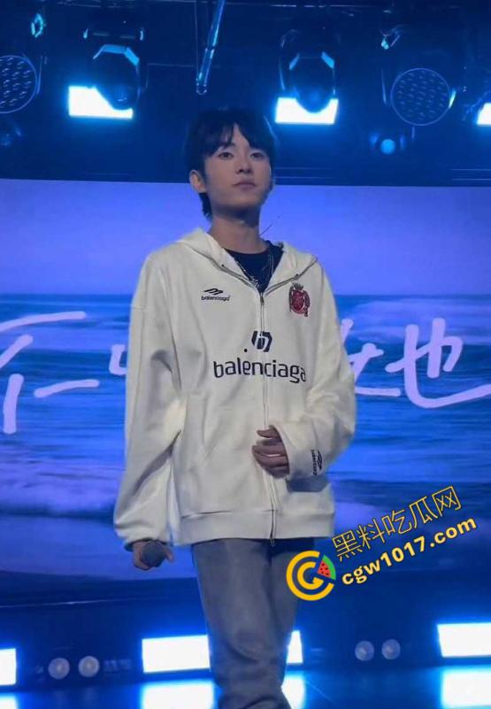 抖音百万粉丝【伍六七7】出轨视频曝光，借巡演之名与粉丝啪啪内射，夜夜笙歌逾越禁欲！-1