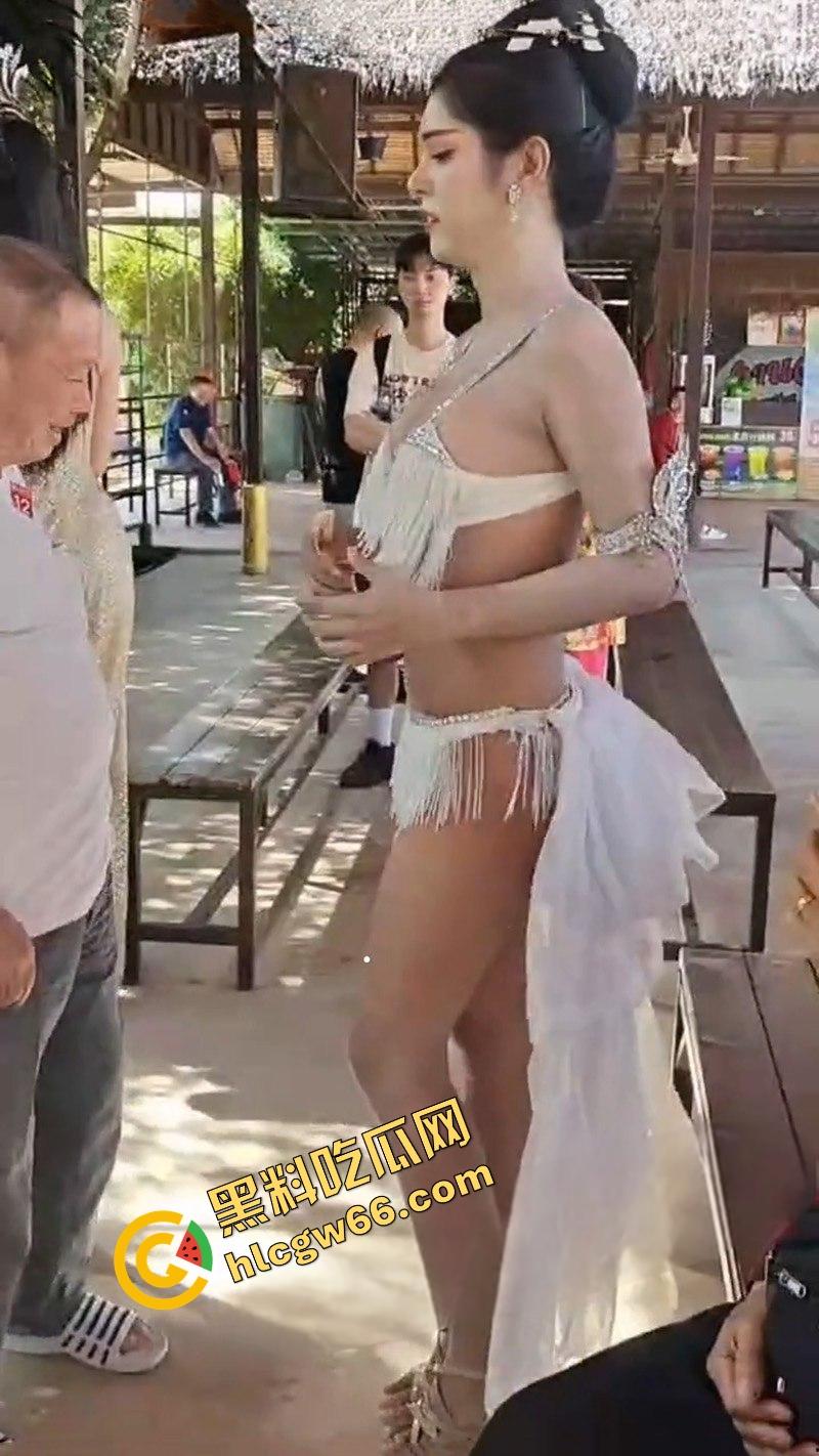 中国大爷街头撩人妖乱摸，乳大骚骚揉上瘾，结果鸡巴比自己还大，伸手一摸居然是吊炸天的霸王屌！-4