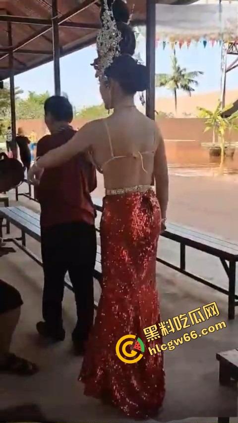 中国大爷街头撩人妖乱摸，乳大骚骚揉上瘾，结果鸡巴比自己还大，伸手一摸居然是吊炸天的霸王屌！-11