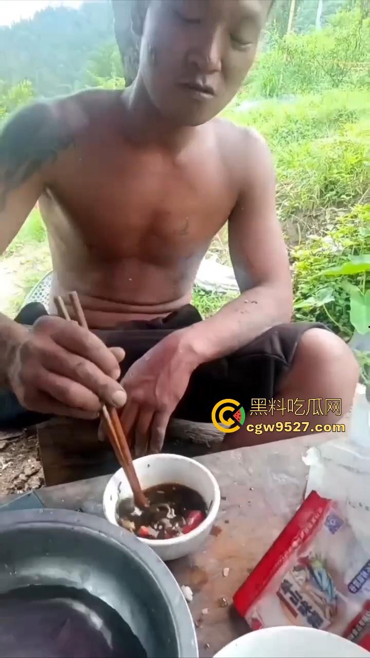 不是哥们这都能生吃呀！真不怕得病?真的极其重口，生吞小老鼠，也不怕得病 ！-3