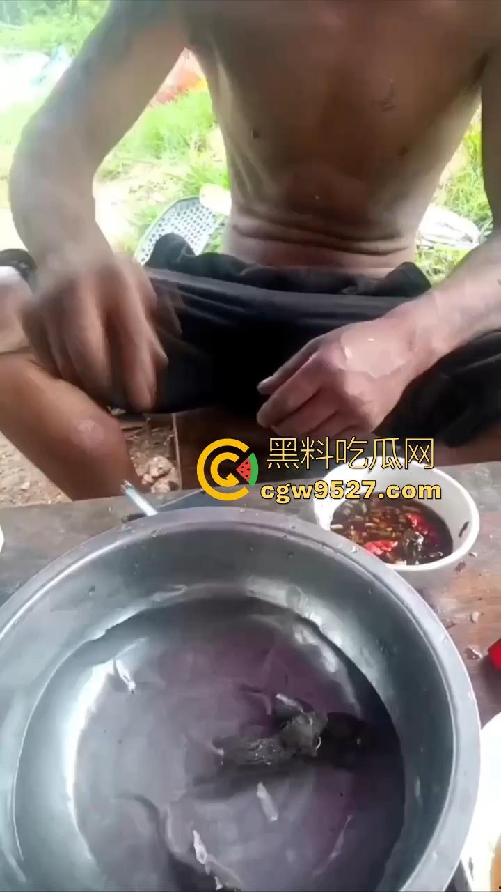 不是哥们这都能生吃呀！真不怕得病?真的极其重口，生吞小老鼠，也不怕得病 ！-8