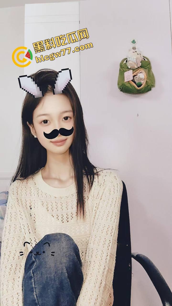 江西南昌瓜友真实投稿，朋友女友的闺蜜天天上我家看电影，我看她脚她让我舔逼，内射口爆全安排！-2