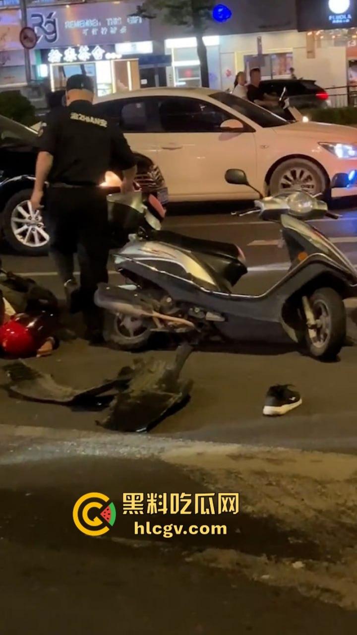 广东汕头一男子车速过快 与迎面三车连环相撞 现场豪车一堆 估计要赔死了-6