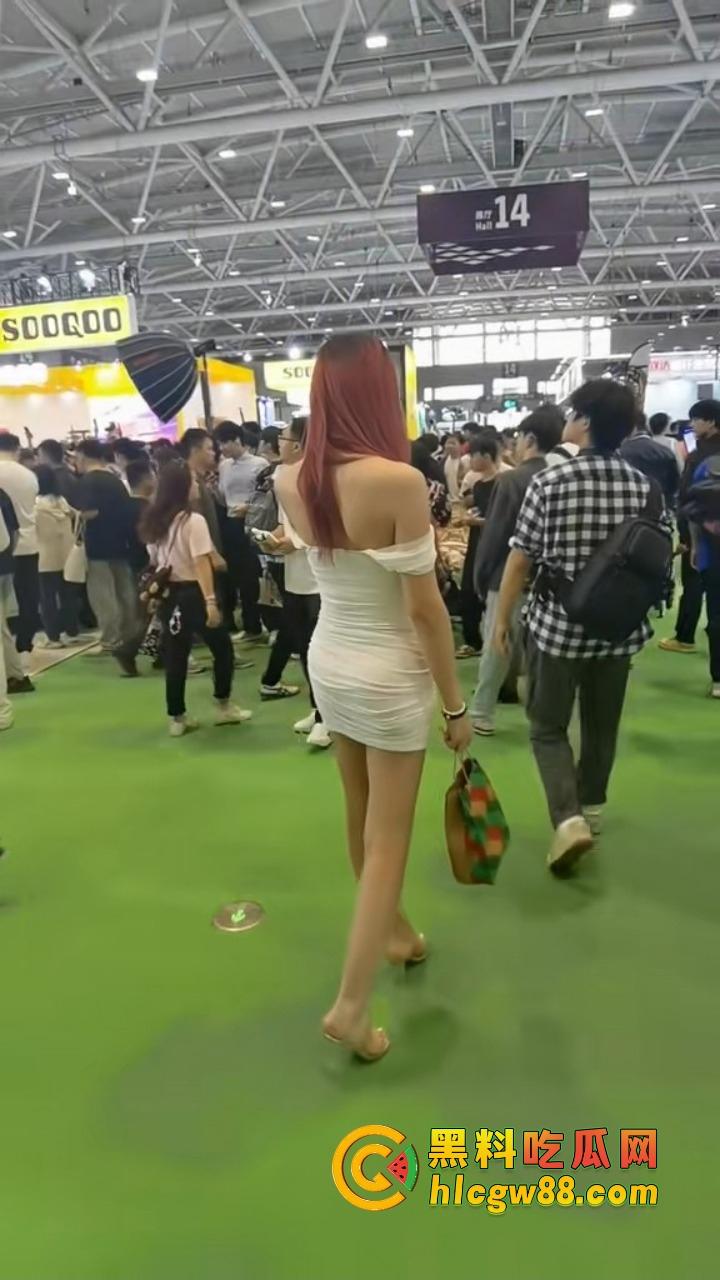 深圳车展『宫梦儿』靠露逼毛一天涨粉1万，车模个个会玩大秀骚操作质量逆天，这个行业真是卷疯了！-14