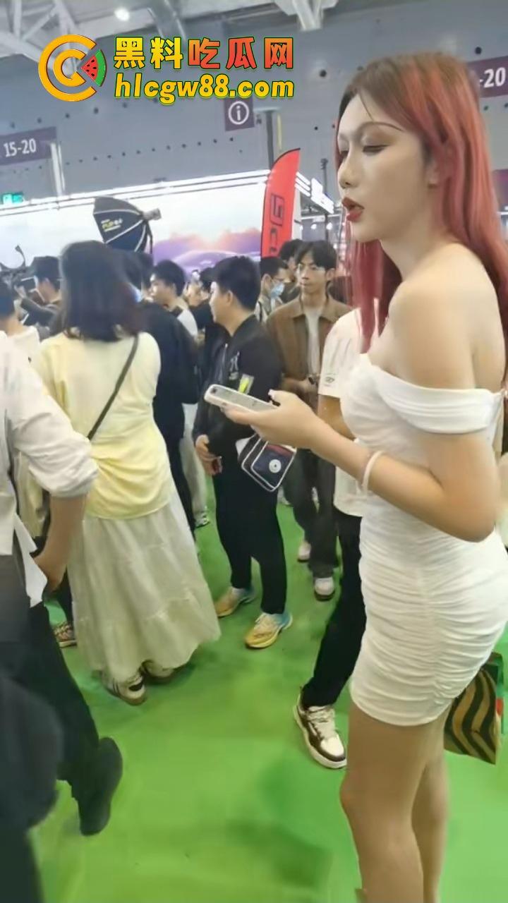 深圳车展『宫梦儿』靠露逼毛一天涨粉1万，车模个个会玩大秀骚操作质量逆天，这个行业真是卷疯了！-15