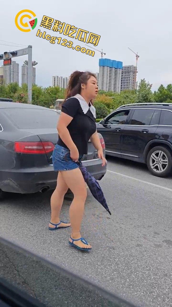 斑马线前路怒症爆发，男女大打出手，打架场面竟如游泳比赛般精彩！-2