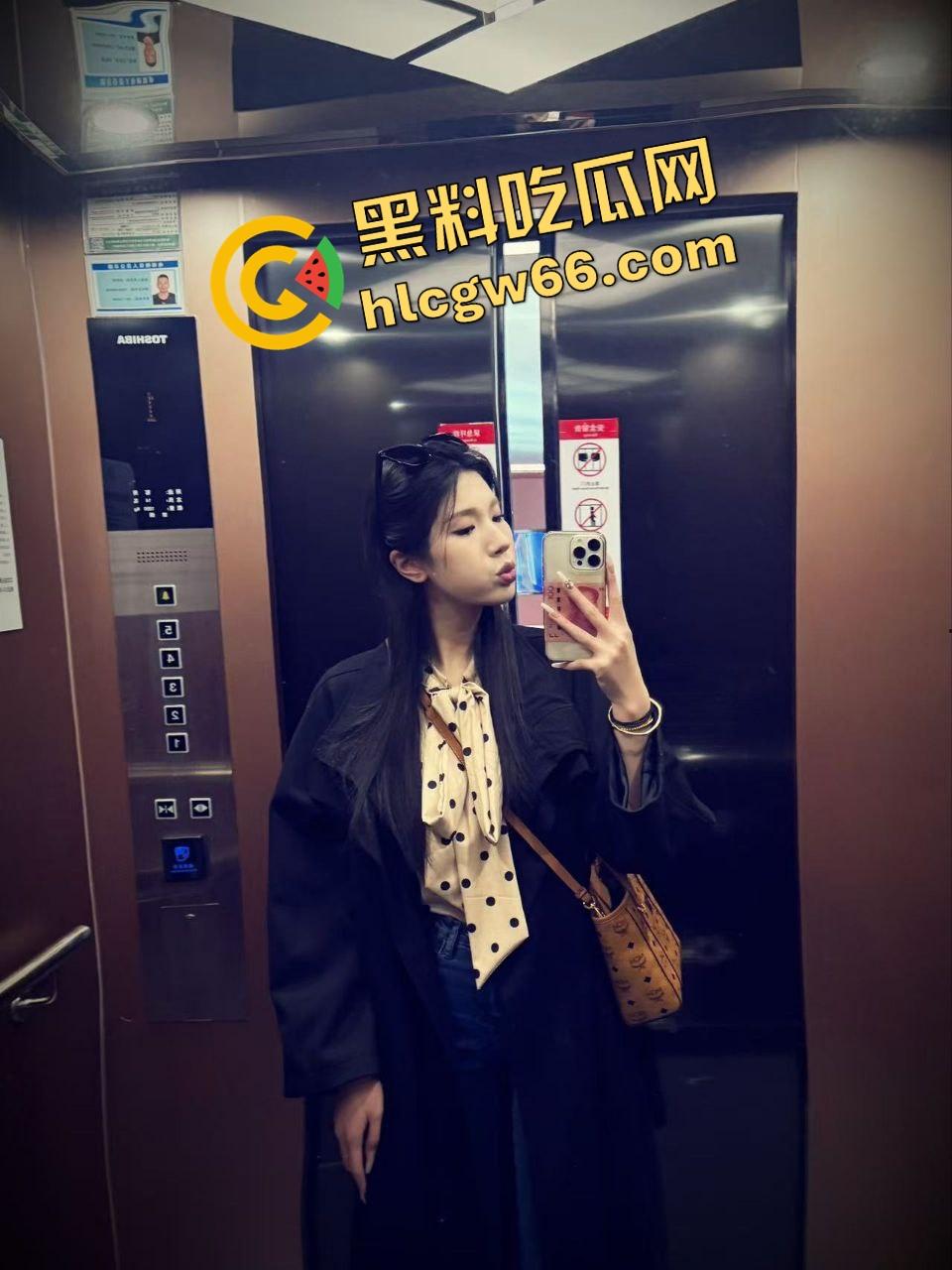 后入神器不是姿势，是肛塞！肛塞就是女友的钻石耳钉，后入角度一看骚得优雅，真他妈赏心悦目！-10