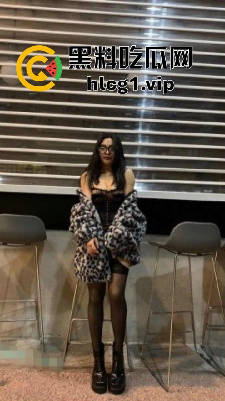 武汉海关『冯小羽』体制内骚货上班聊骚，下班找领导草逼，单元楼道大胆露出！-9