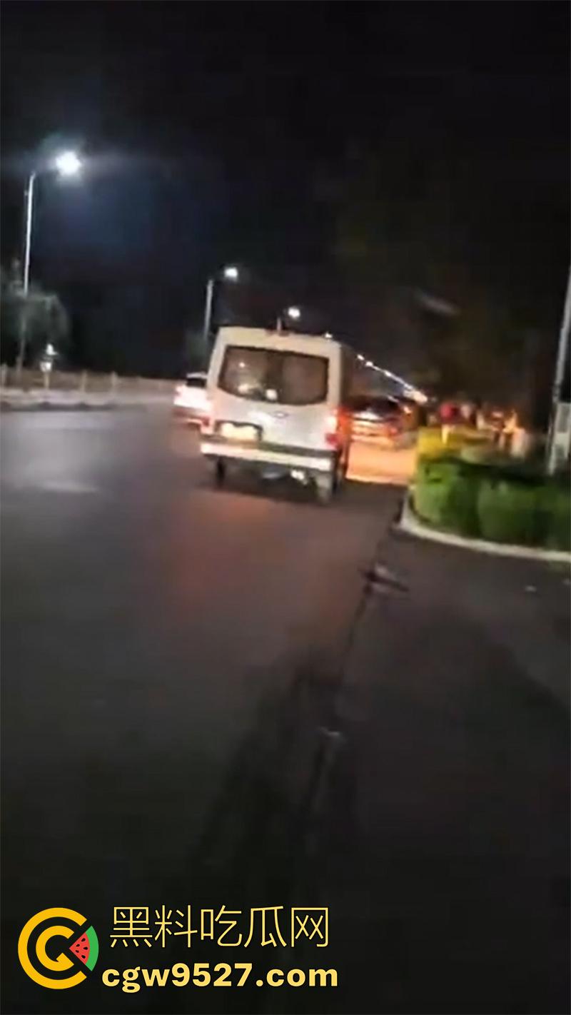 山东恐怖杀人现场，诸城东外环润家园附近，一男子杀人后，将其头颅砍下来，直接放在马路中间！-8