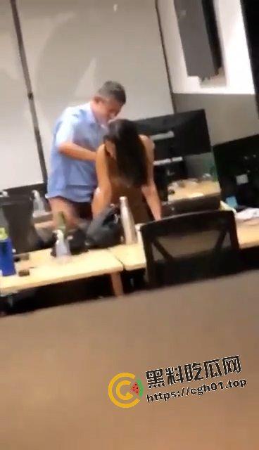 FBI不止会打枪 更会打炮!纽约警察局内女警员和上司办公司打炮 女人表情真享受啊 偷拍视频流出-5