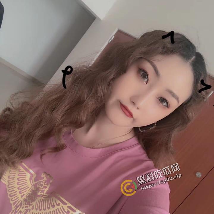 又是谁家的反差婊 饭局上当着朋友面 吃饭就干起来了？-2