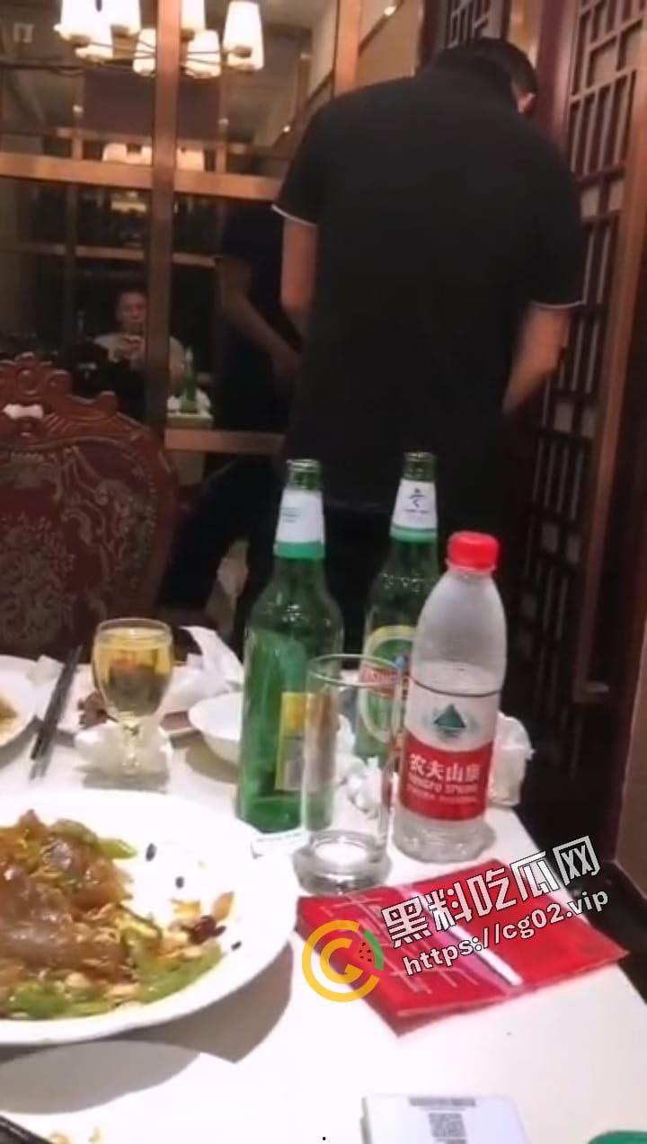 又是谁家的反差婊 饭局上当着朋友面 吃饭就干起来了？-4