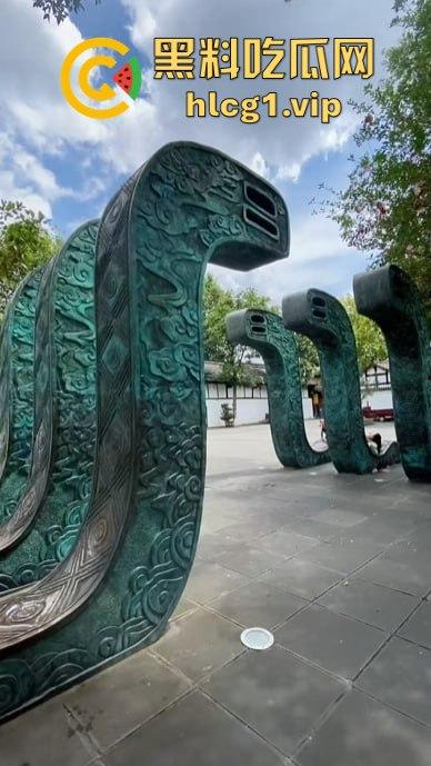 阆中贡院广场激情现场！阿姨大叔雕塑下大胆啪啪，胆子果然跟年龄成正比！-9