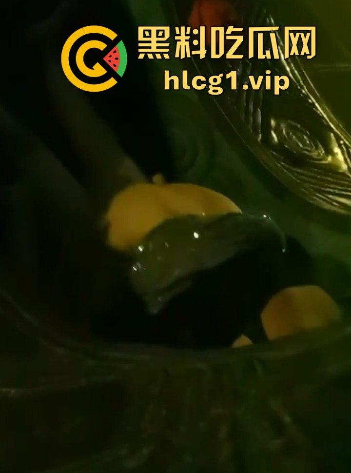 阆中贡院广场激情现场！阿姨大叔雕塑下大胆啪啪，胆子果然跟年龄成正比！-10