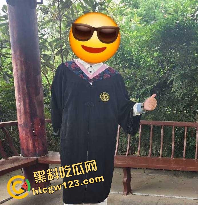 栓Q了兄弟，40秒吃屌传全校，陕西理工情侣校内凉亭乱搞疯传，妹子趴着狂吞直到男的射出来！-5