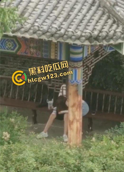 栓Q了兄弟，40秒吃屌传全校，陕西理工情侣校内凉亭乱搞疯传，妹子趴着狂吞直到男的射出来！-7