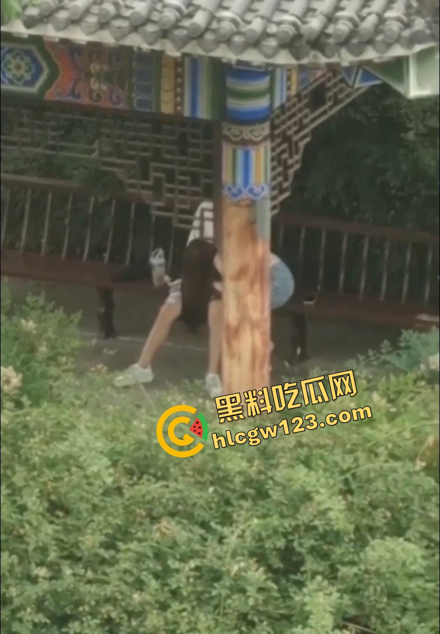 栓Q了兄弟，40秒吃屌传全校，陕西理工情侣校内凉亭乱搞疯传，妹子趴着狂吞直到男的射出来！-8